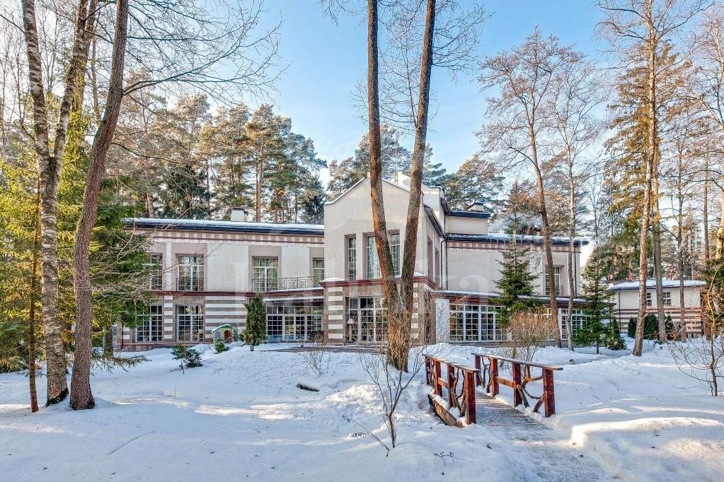 3-этажный коттедж 1 600 м² с отделкой