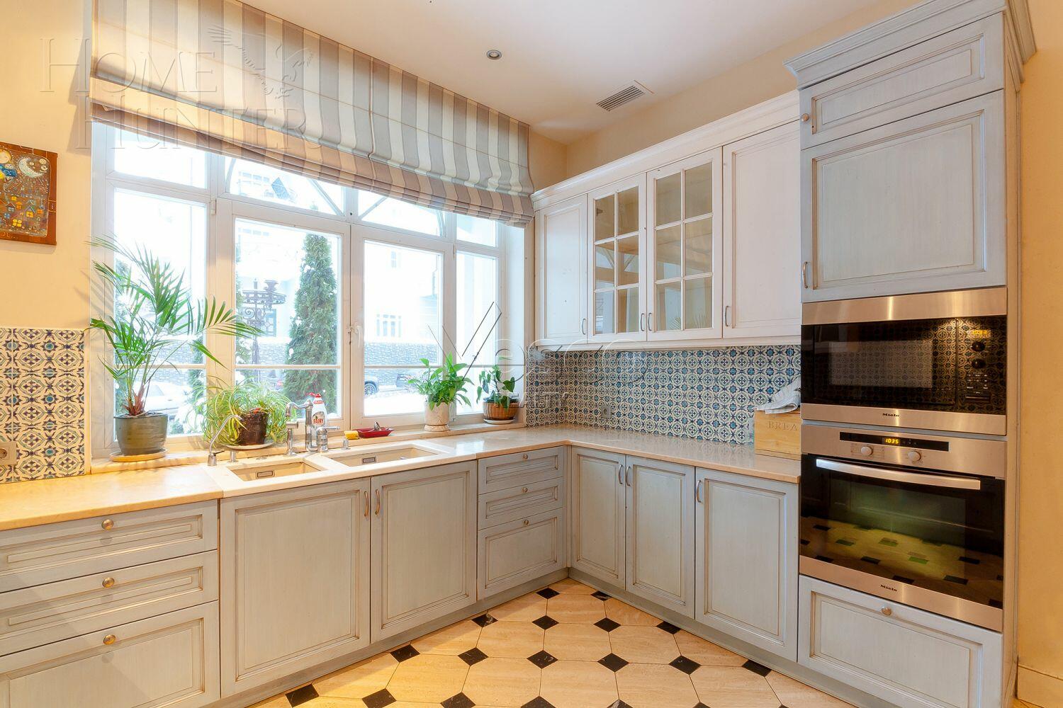 4-УРОВНЕВЫЙ ТАУНХАУС С ОТДЕЛКОЙ 610 М² НА 1 ЭТАЖЕ