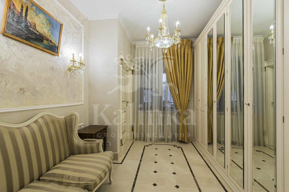 3-этажный таунхаус 700 м² с отделкой