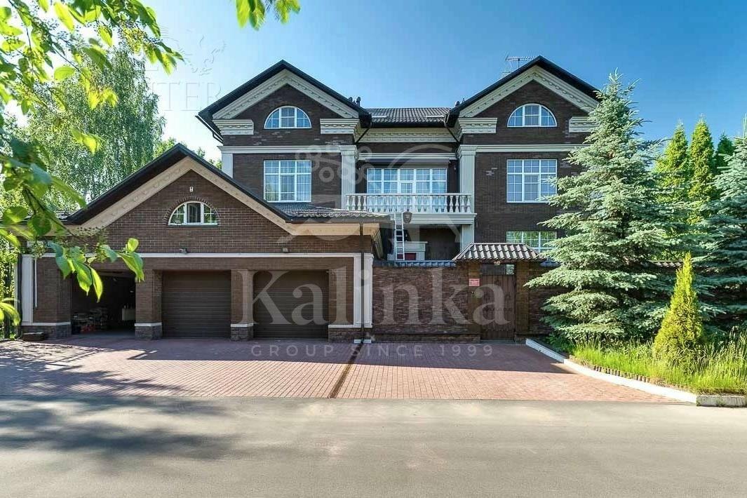 3-этажный коттедж 1 200 м² с отделкой