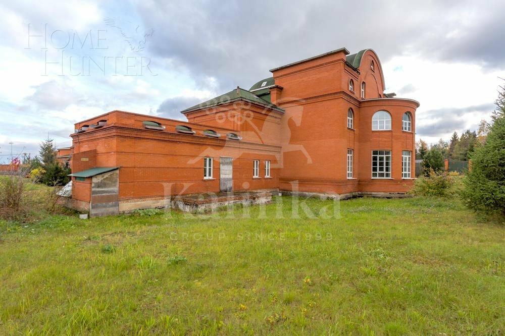 3-этажный коттедж 2 700 м² без отделки