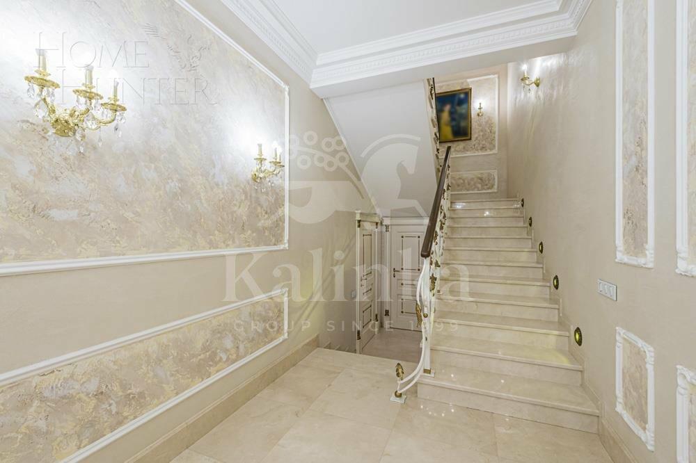 3-этажный таунхаус 700 м² с отделкой