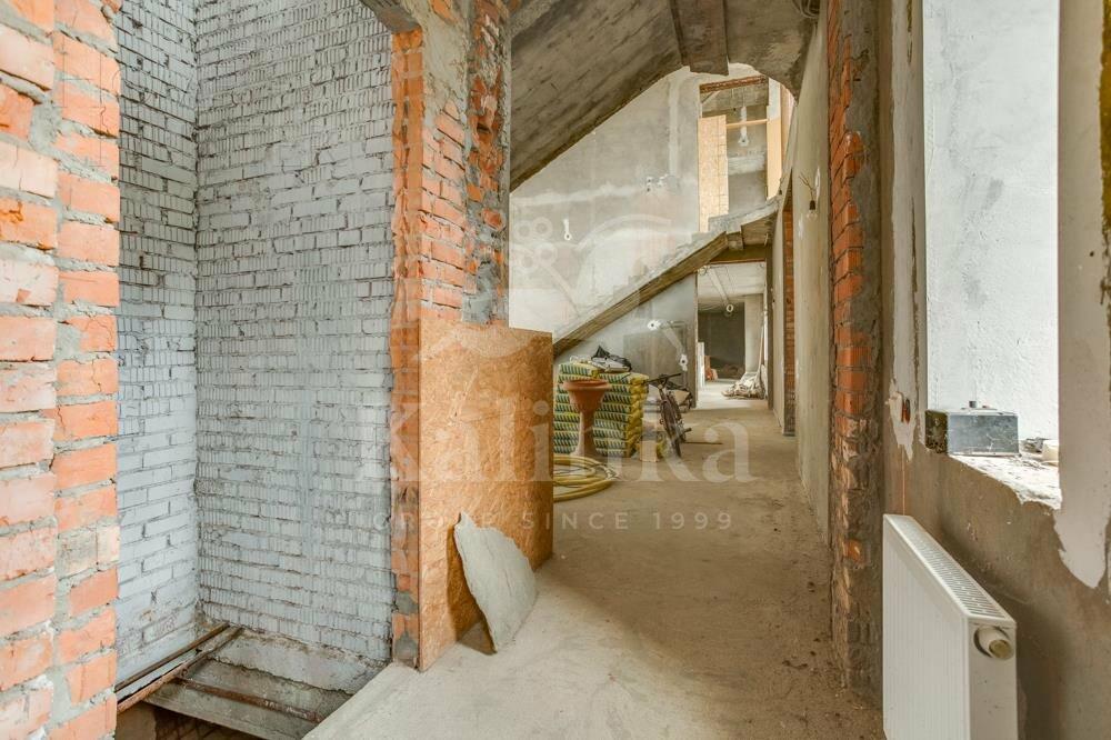 3-этажный коттедж 2 700 м² без отделки