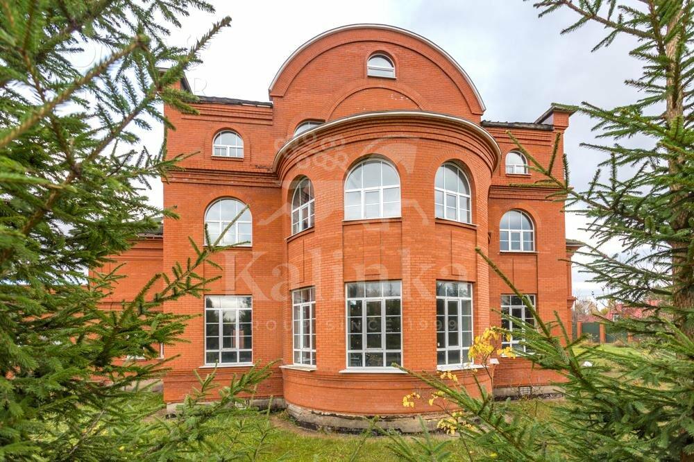 3-этажный коттедж 2 700 м² без отделки