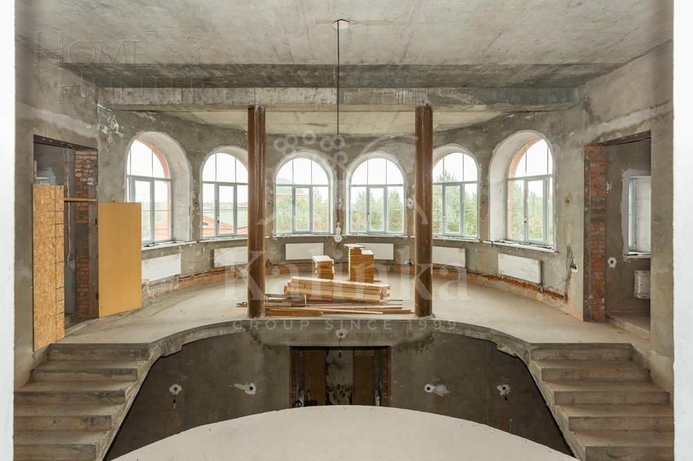 3-этажный коттедж 2 700 м² без отделки