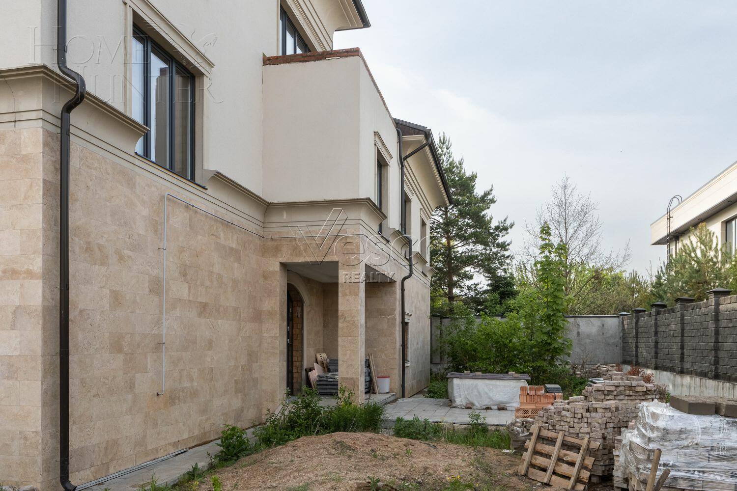 3-этажный коттедж 900 м² без отделки