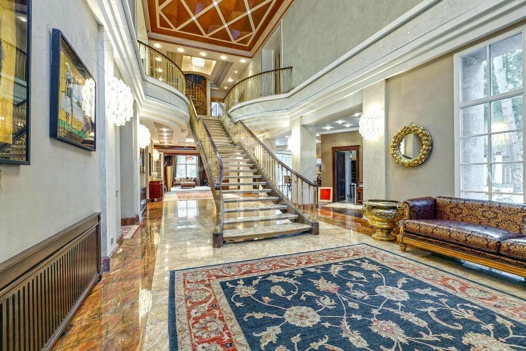 3-этажный коттедж 1 600 м² с отделкой