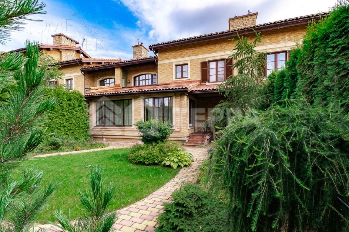 3-этажный таунхаус 450 м² с отделкой