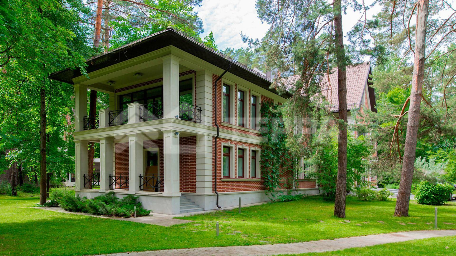 2-этажный коттедж 1 100 м² с отделкой