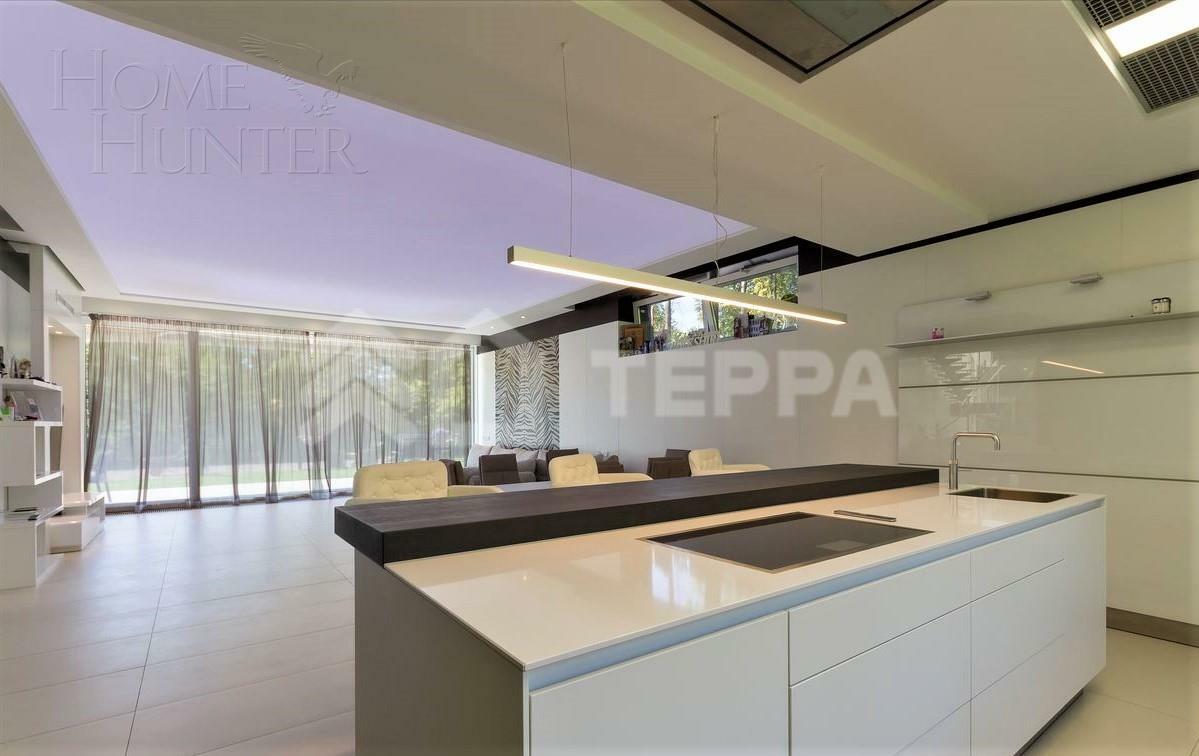 2-этажный коттедж 1 000 м² с отделкой