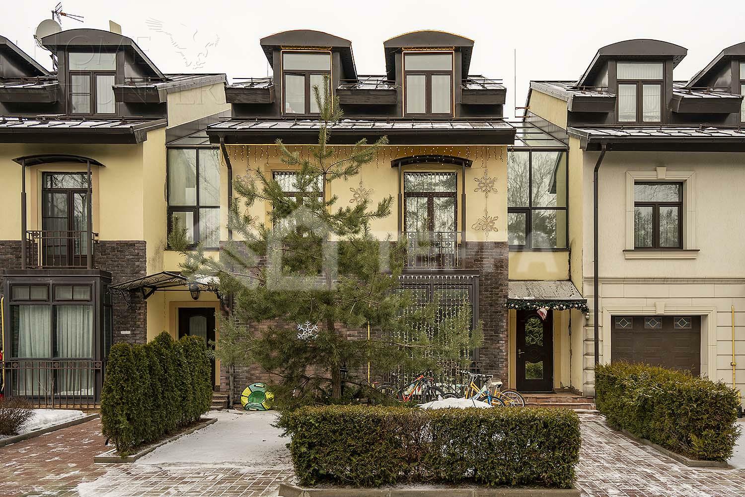 3-этажный таунхаус 350 м² с отделкой