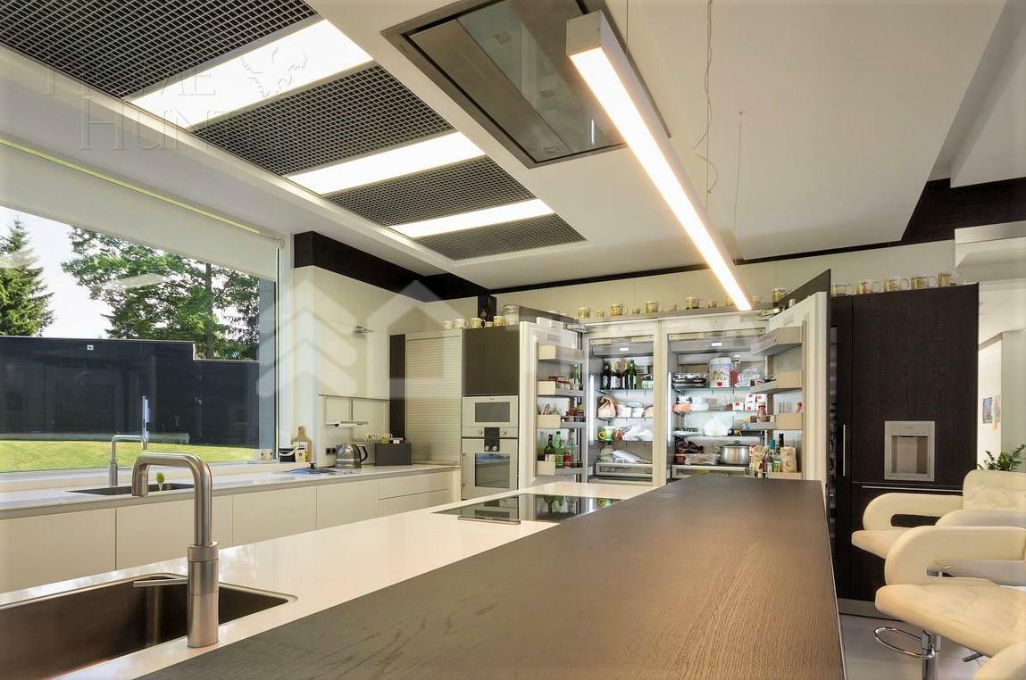 2-этажный коттедж 1 000 м² с отделкой