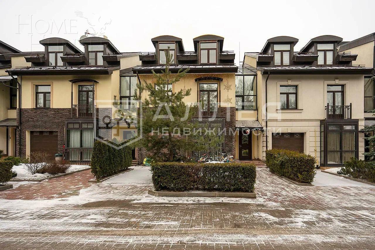 3-этажный таунхаус 350 м² с отделкой