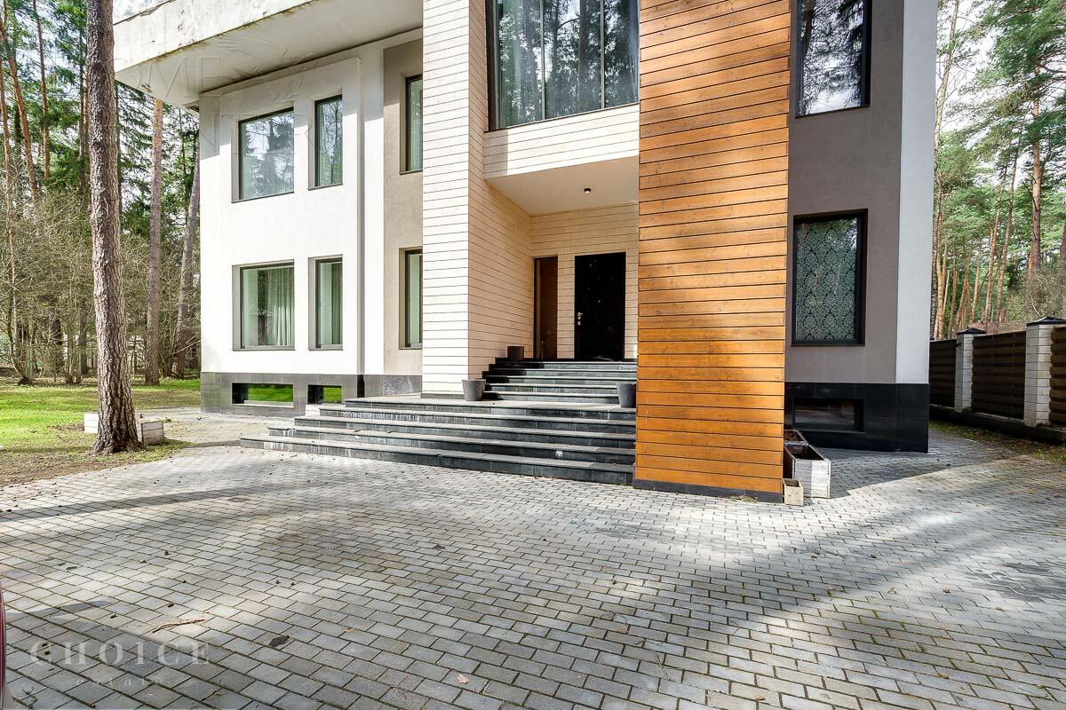 3-этажный коттедж 1 300 м² с отделкой