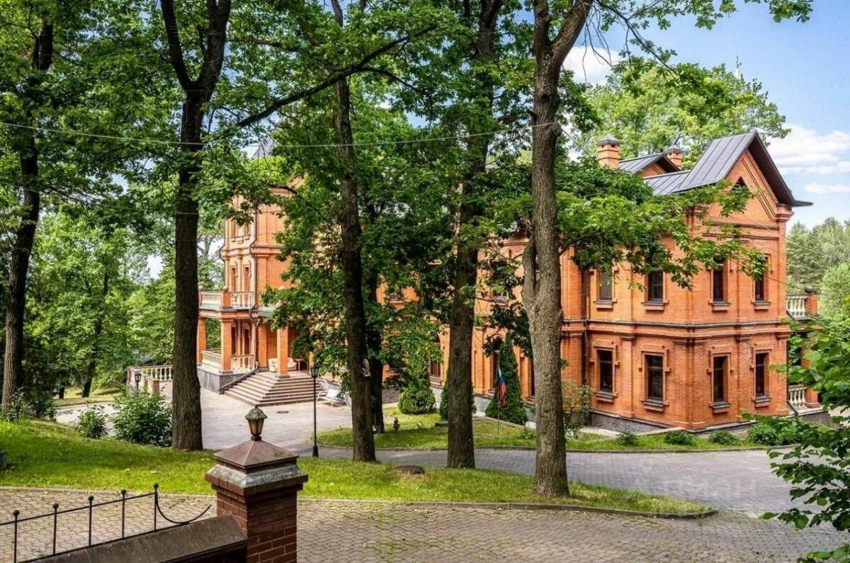 3-этажный коттедж 1 600 м² с отделкой