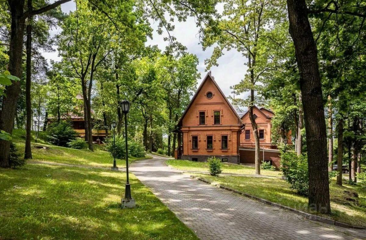 3-этажный коттедж 1 600 м² с отделкой