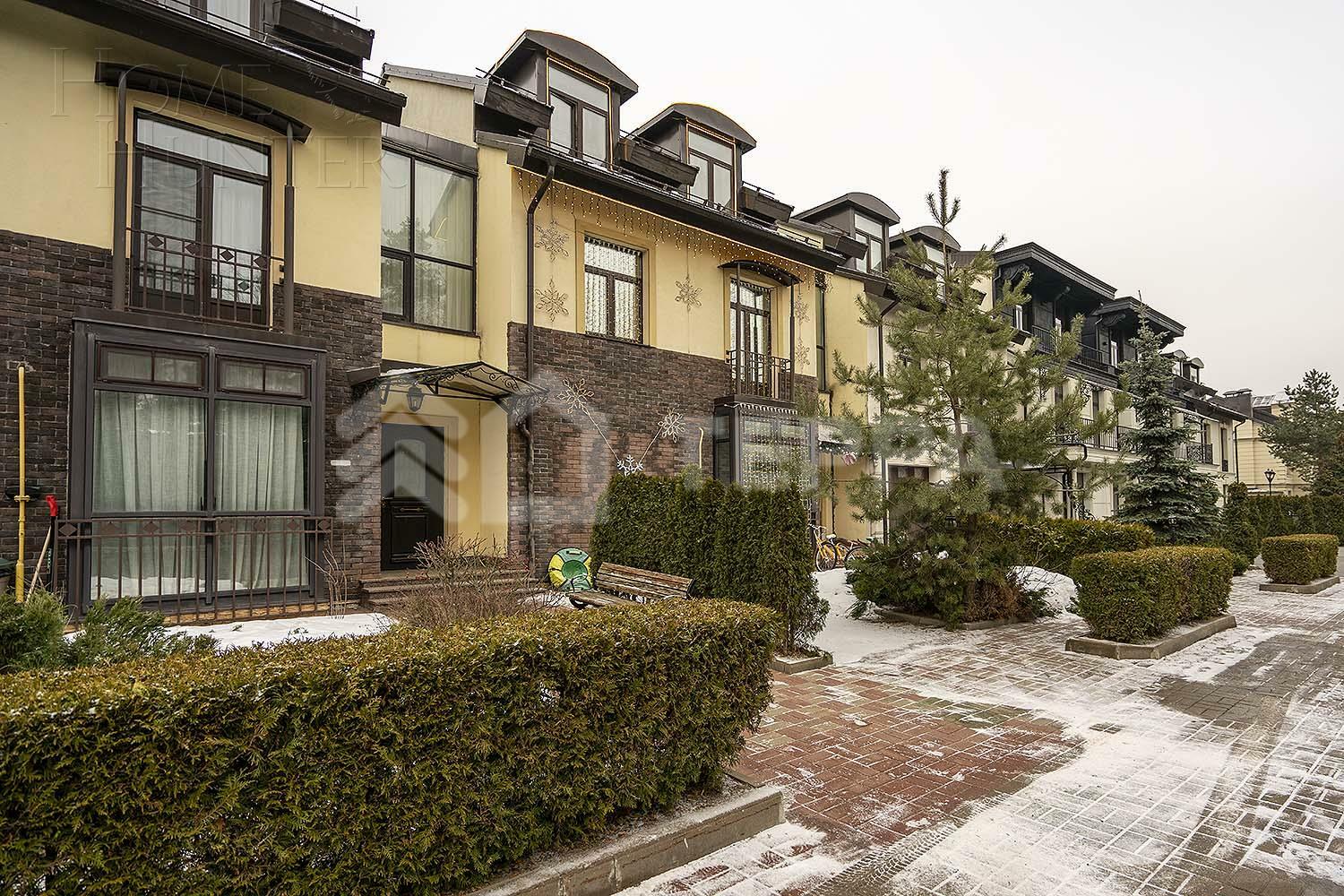 3-этажный таунхаус 350 м² с отделкой