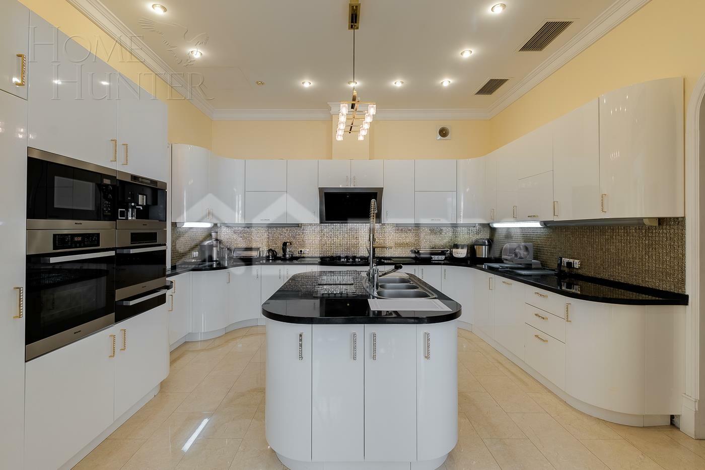 3-этажный коттедж 1 650 м² с отделкой