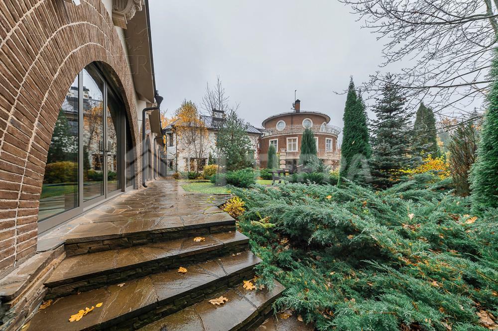 3-этажный коттедж 1 800 м² с отделкой