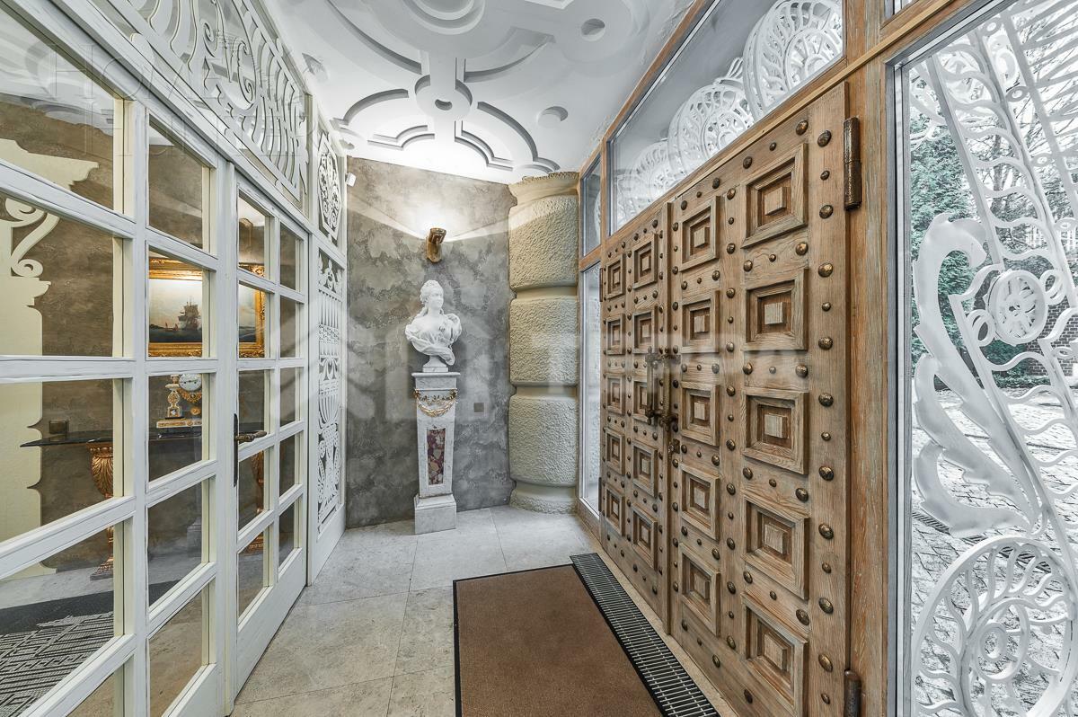 3-этажный коттедж 1 800 м² с отделкой