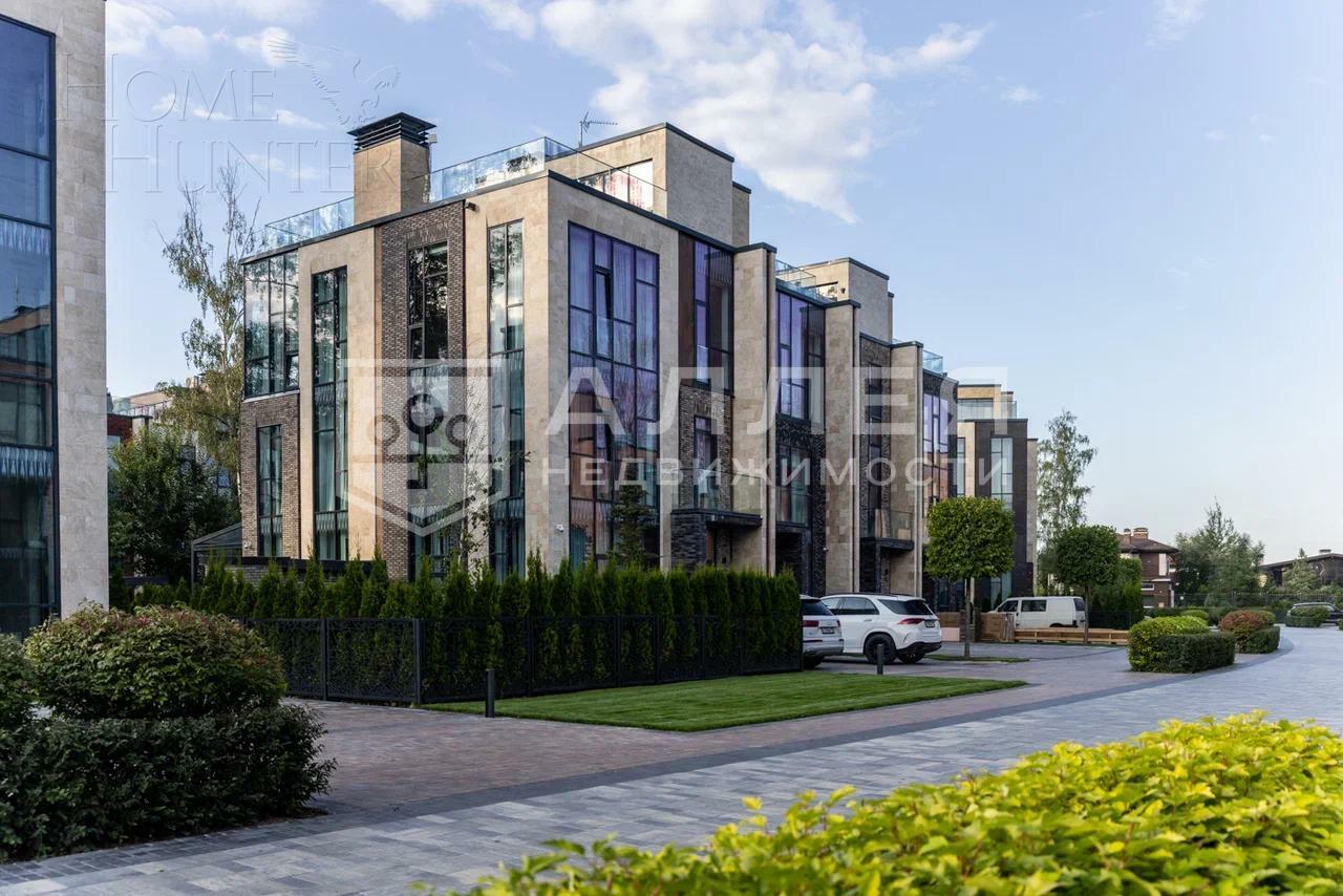 3-этажный таунхаус 244 м² с отделкой