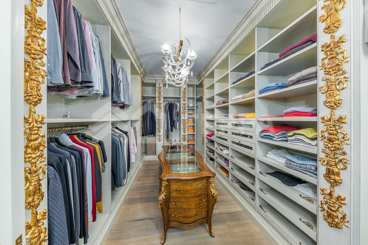 3-этажный коттедж 1 800 м² с отделкой