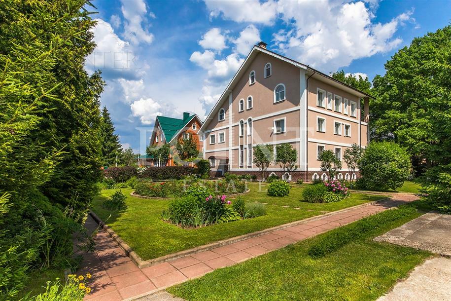 3-этажный коттедж 850 м² с отделкой