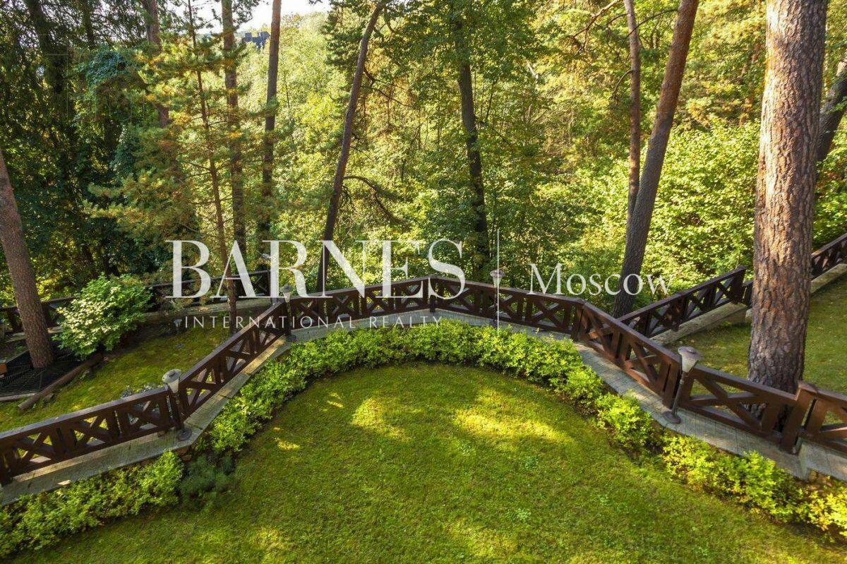 3-этажный коттедж 1 000 м² с отделкой