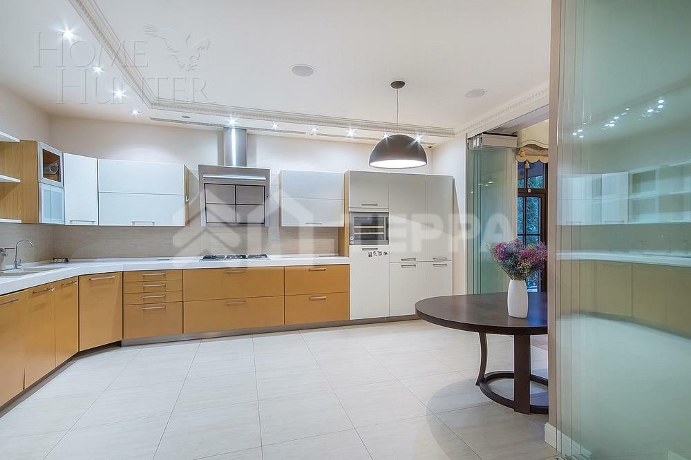 3-этажный таунхаус 450 м² с отделкой