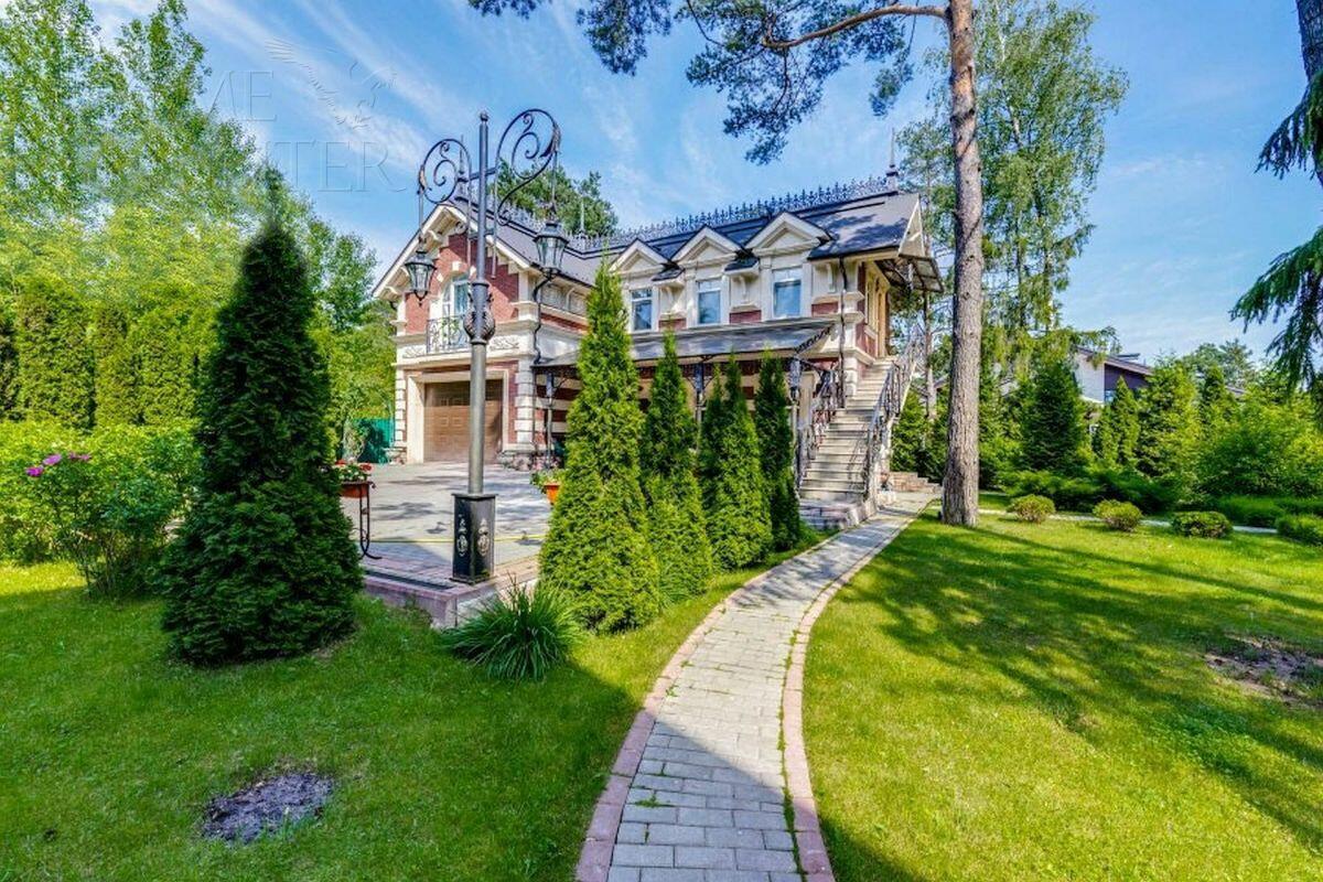 3-этажный коттедж 580 м² с отделкой