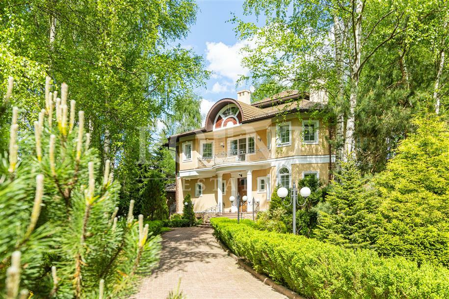 2-этажный коттедж 1 200 м² с отделкой