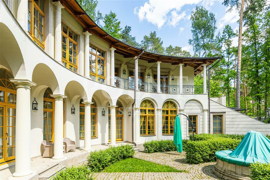 2-этажный коттедж 1 042.4 м² с отделкой