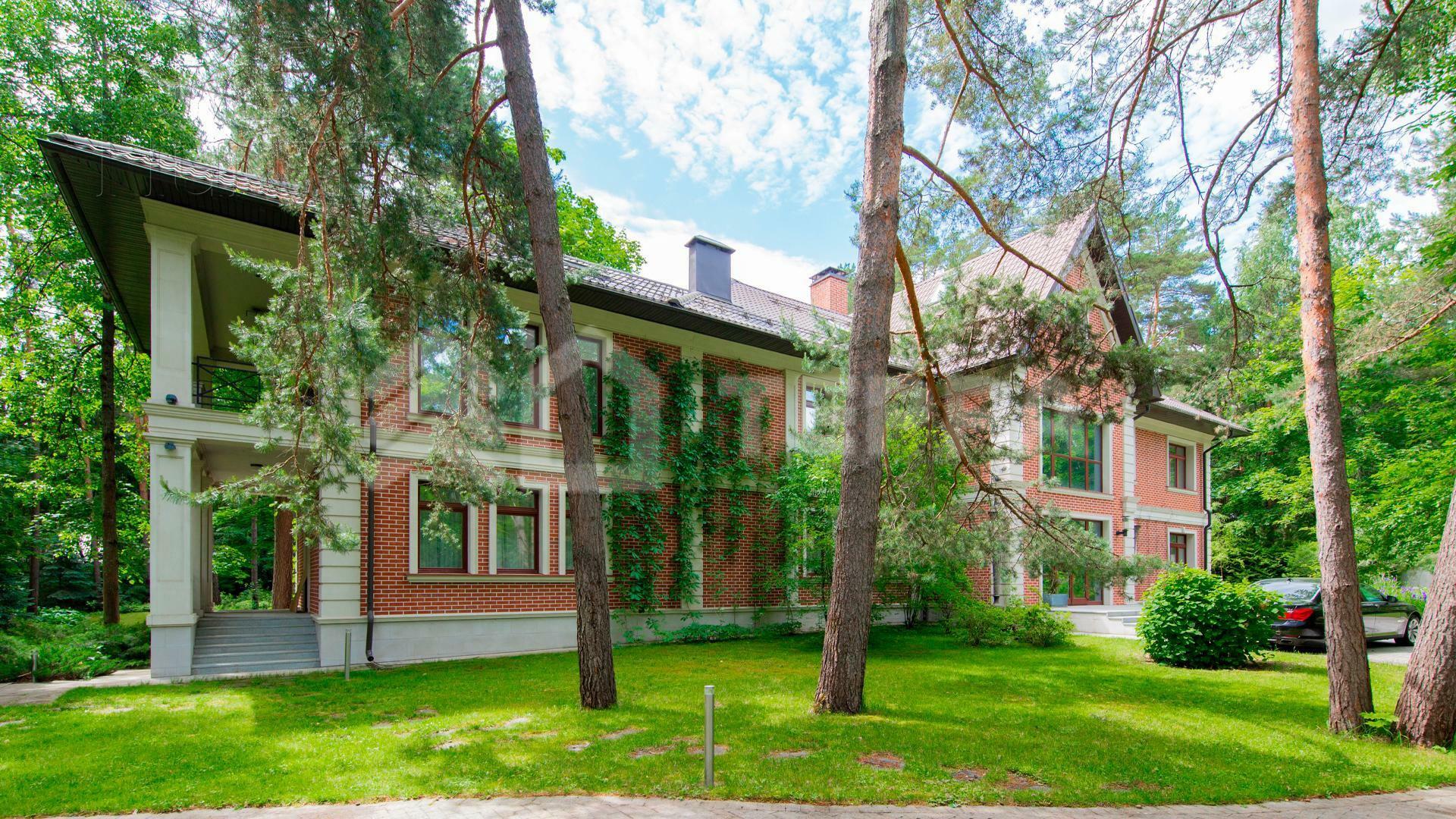 2-этажный коттедж 1 100 м² с отделкой