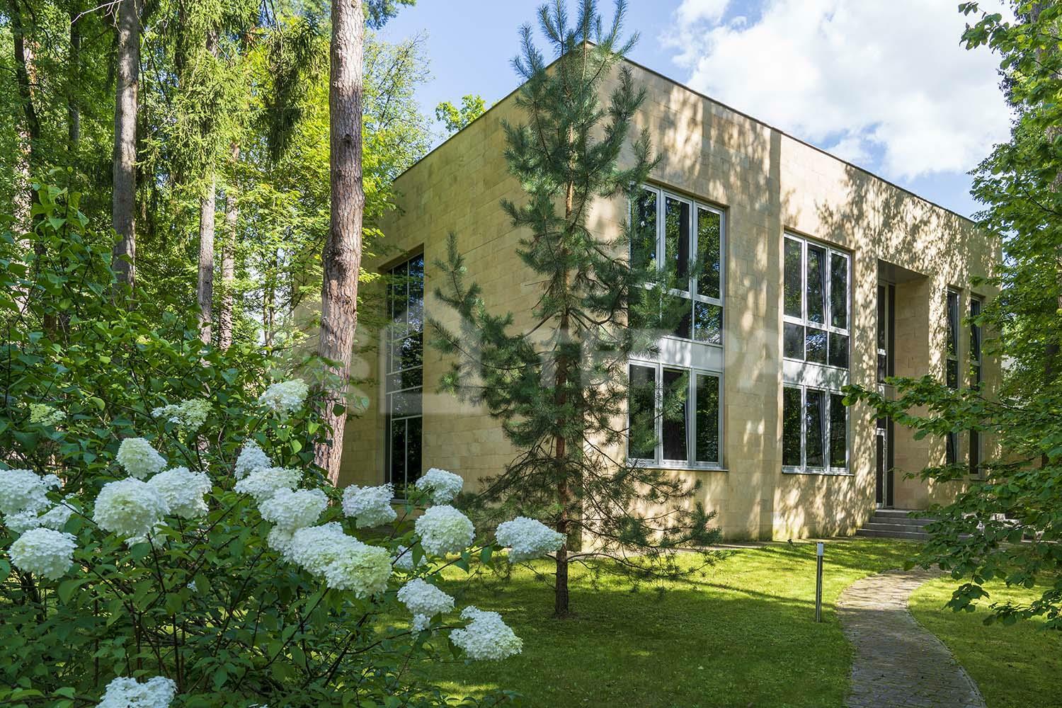 2-этажный коттедж 1 518 м² с отделкой