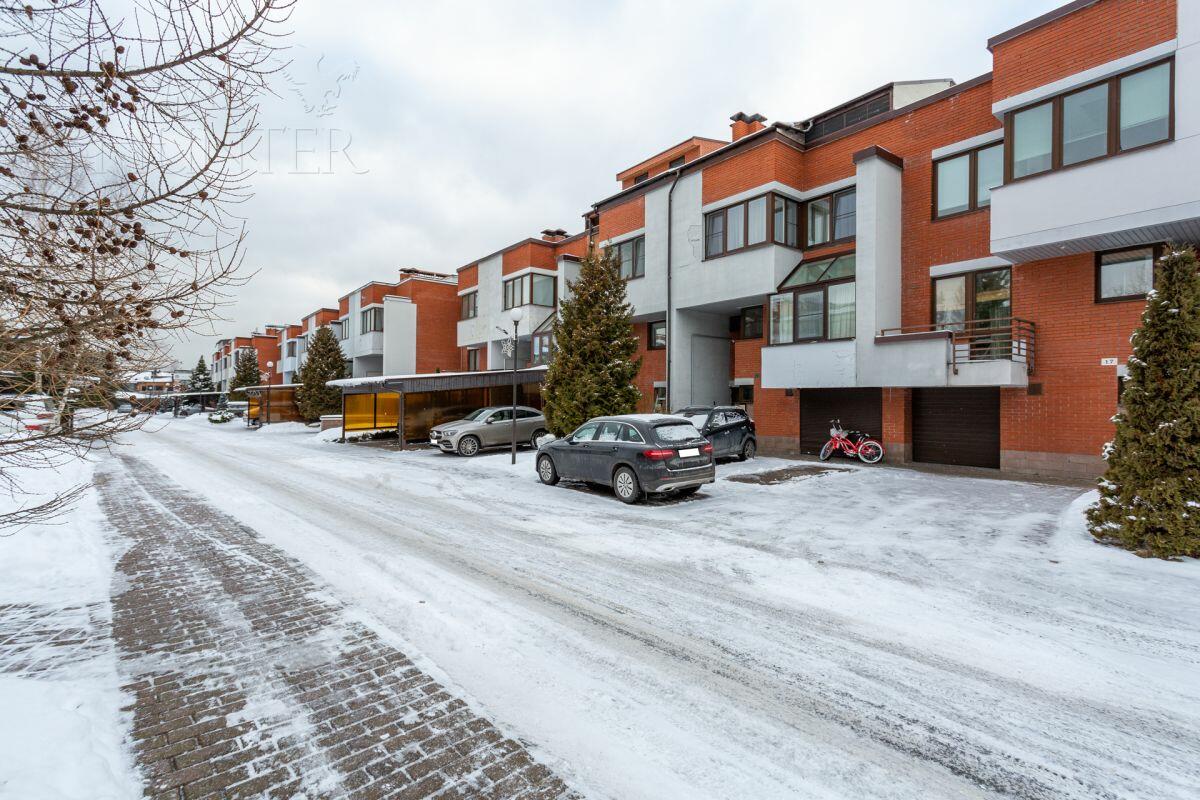 3-этажный таунхаус 300 м² с отделкой