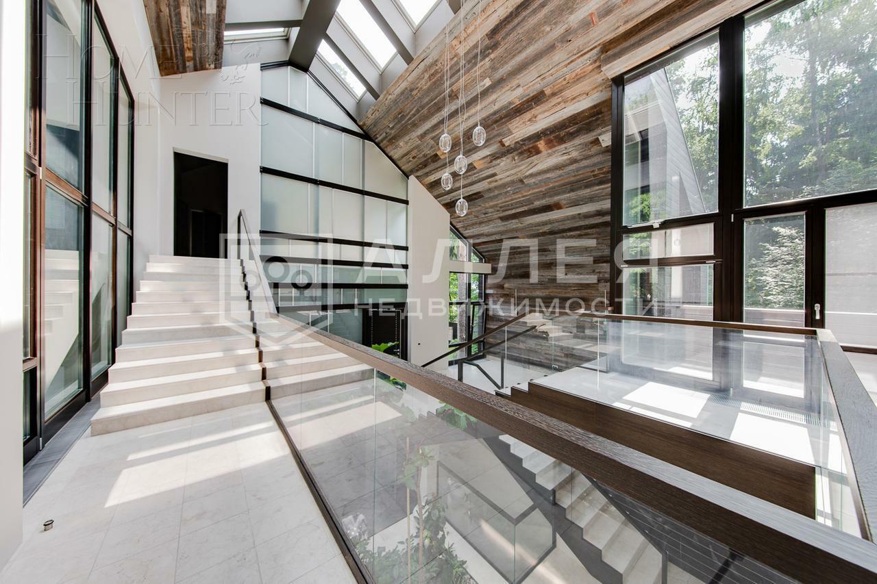 4-этажный коттедж 1 100 м² с отделкой