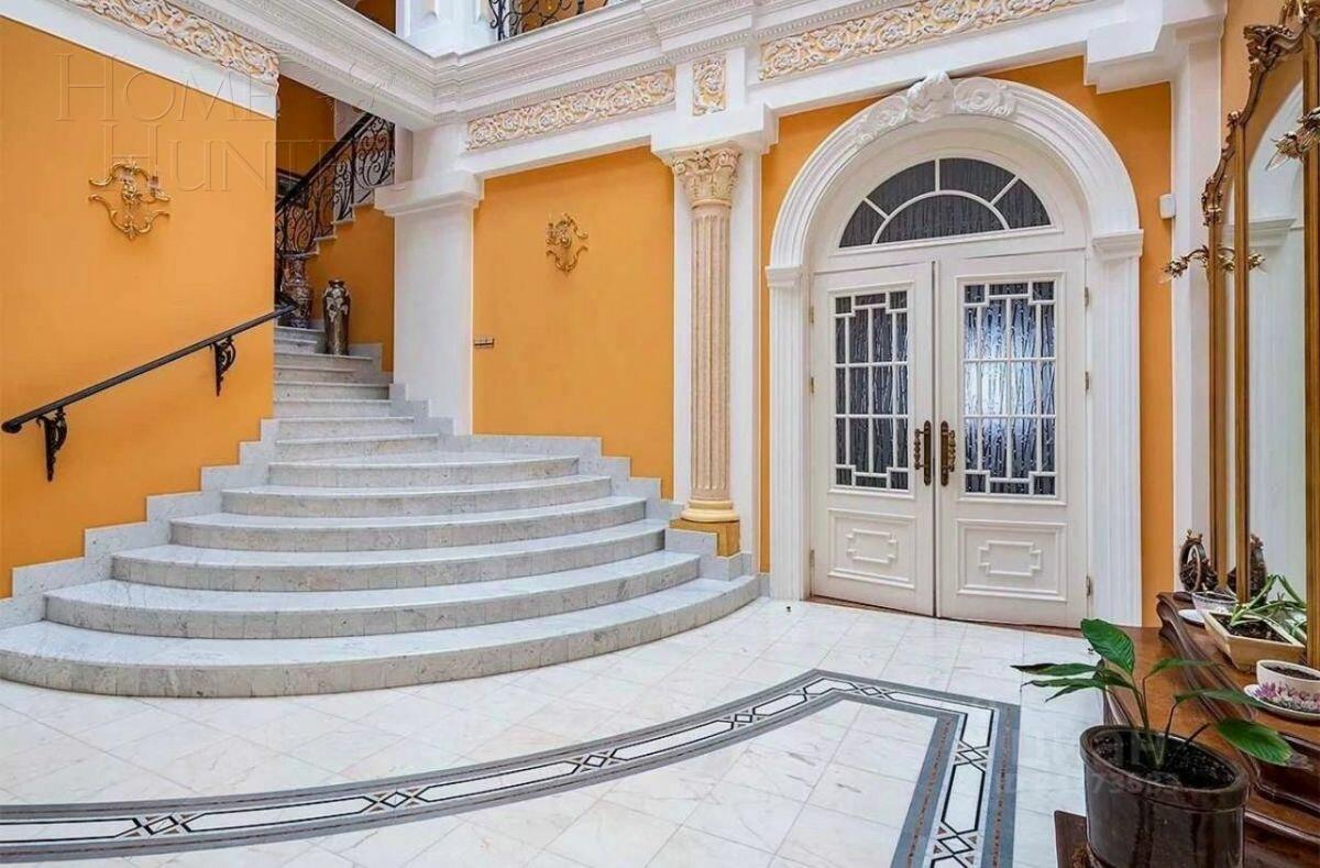 3-этажный коттедж 1 600 м² с отделкой