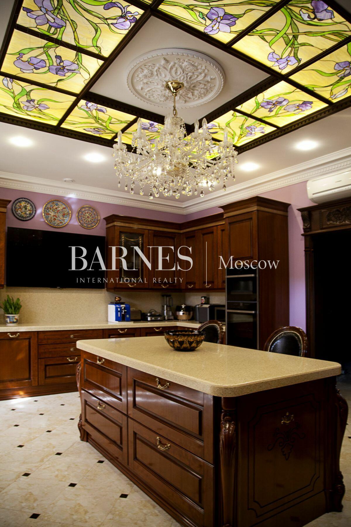 4-этажный таунхаус 320 м² с отделкой