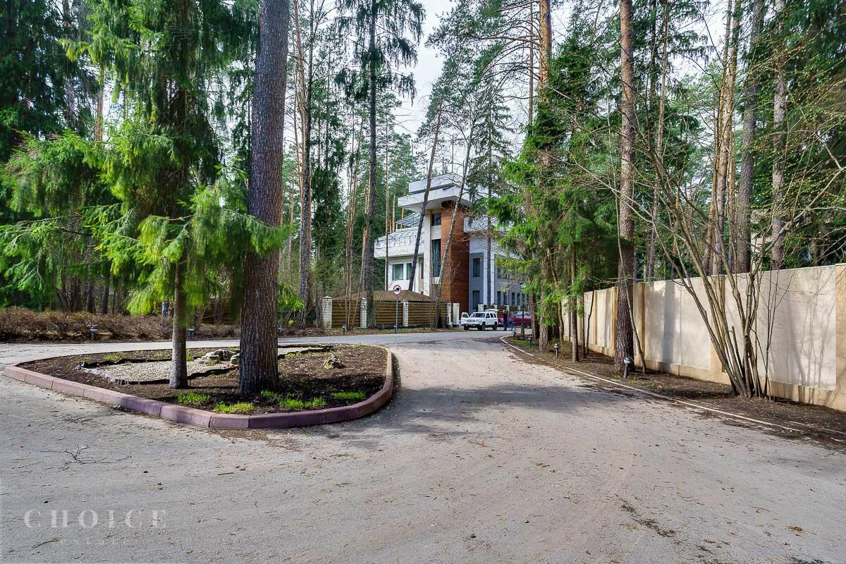 3-этажный коттедж 1 300 м² с отделкой