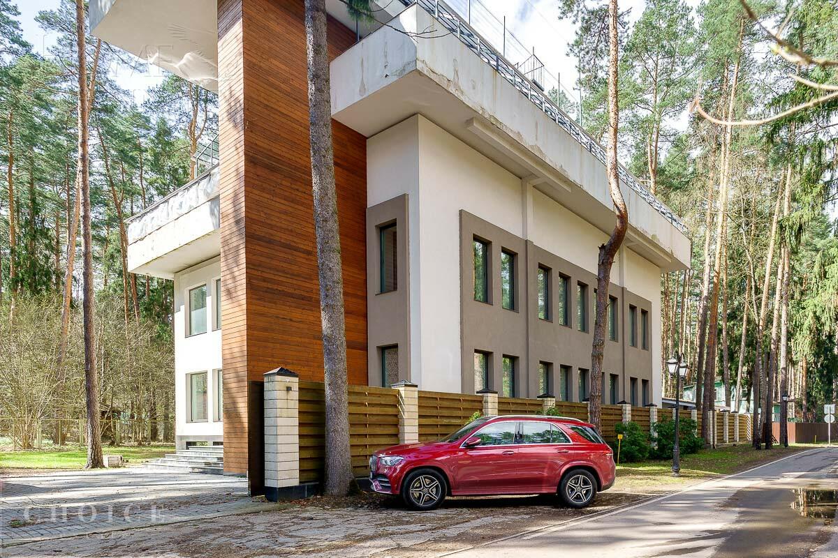 3-этажный коттедж 1 300 м² с отделкой