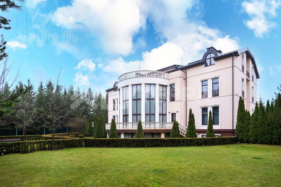 3-этажный коттедж 1 700 м² с отделкой