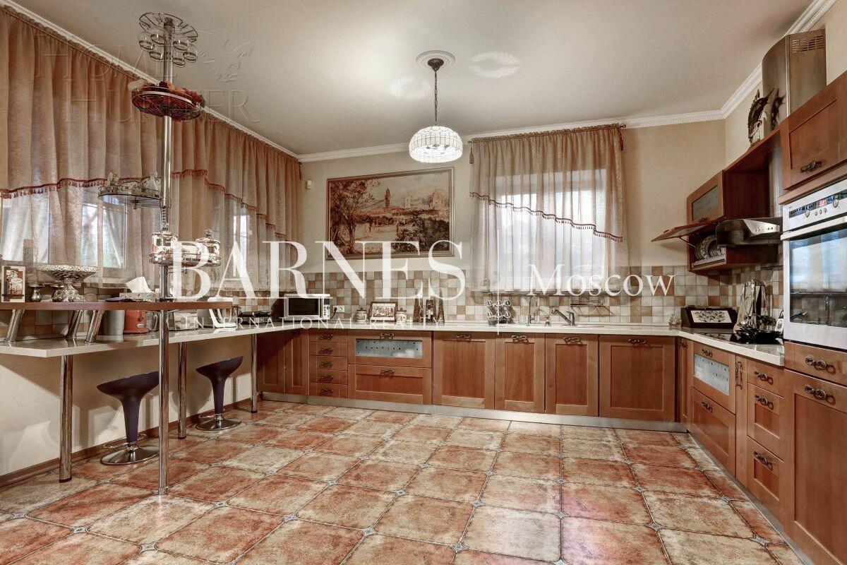 2-этажный коттедж 300 м² с отделкой