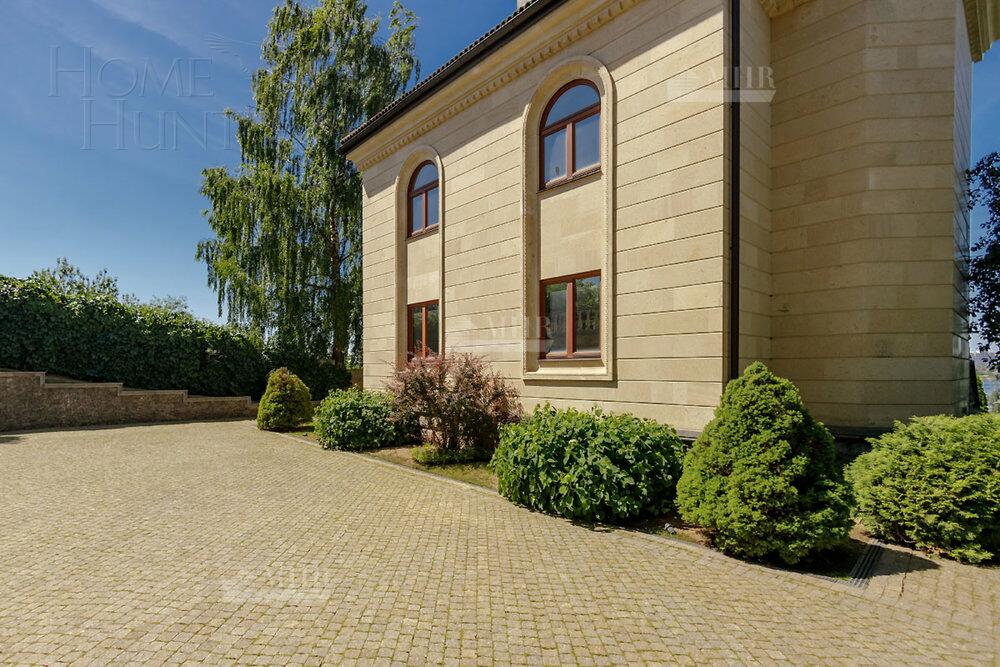 3-этажный коттедж 1 200 м² без отделки