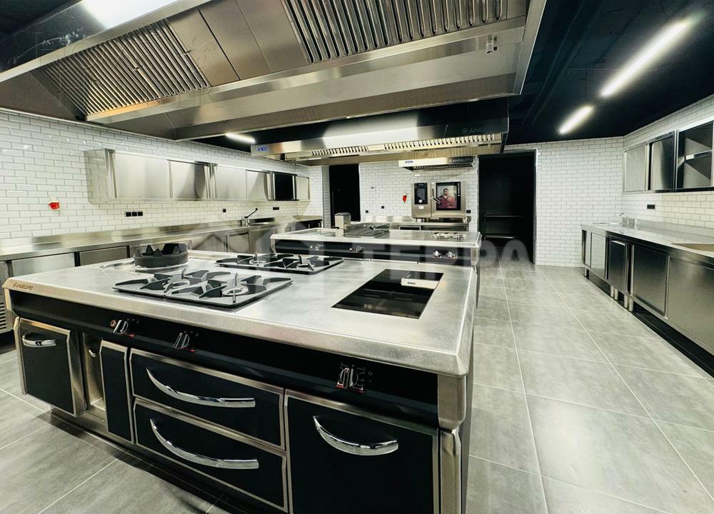 3-этажный коттедж 2 600 м² с отделкой