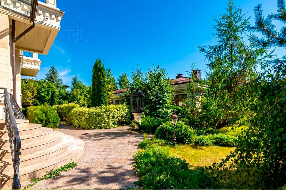 2-этажный коттедж 1 100 м² с отделкой