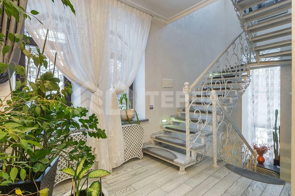 3-этажный коттедж 450 м² с отделкой