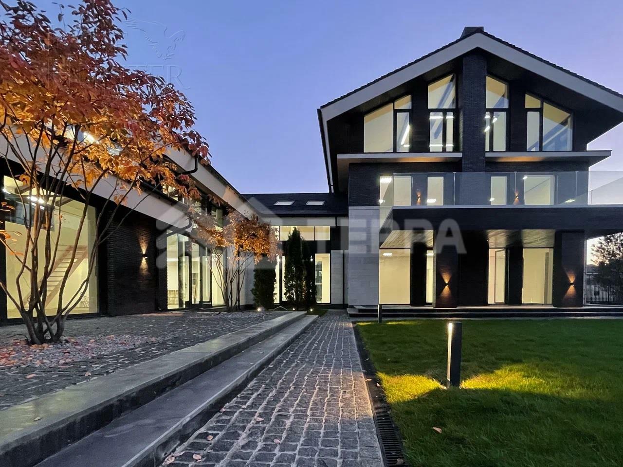 3-этажный коттедж 1 770 м² без отделки