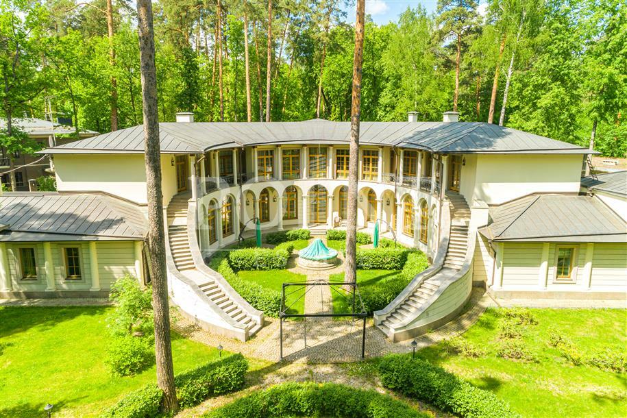 2-этажный коттедж 1 042.4 м² с отделкой