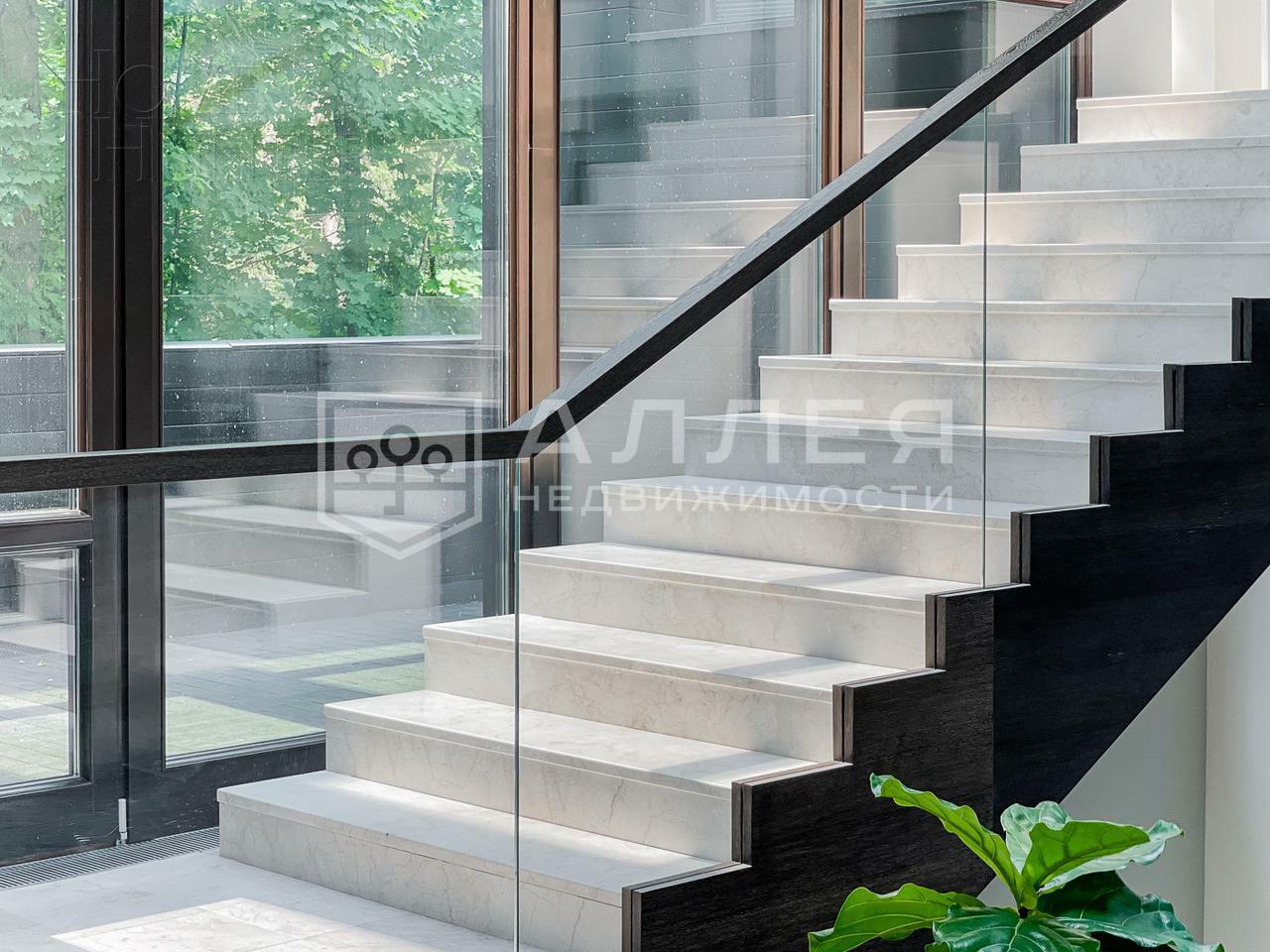 4-этажный коттедж 1 100 м² с отделкой