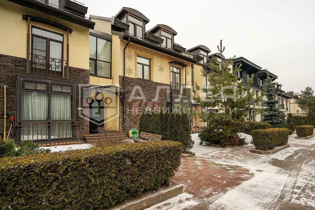 3-этажный таунхаус 350 м² с отделкой